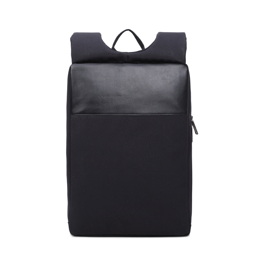 The ultra-thin backpack INVIRU, with a thickness of 38mm, makes it possible to wear it while wearing a coat.