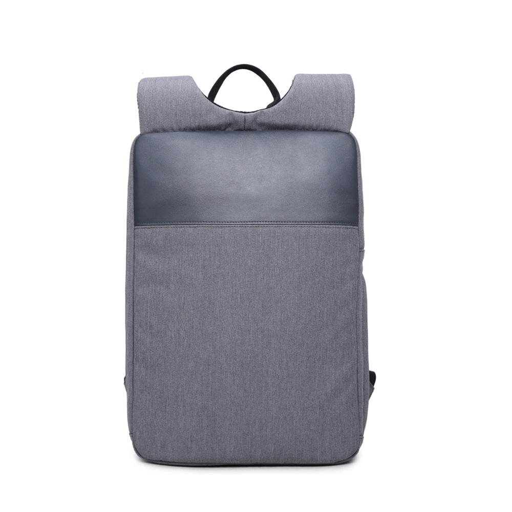 The ultra-thin backpack INVIRU, with a thickness of 38mm, makes it possible to wear it while wearing a coat.